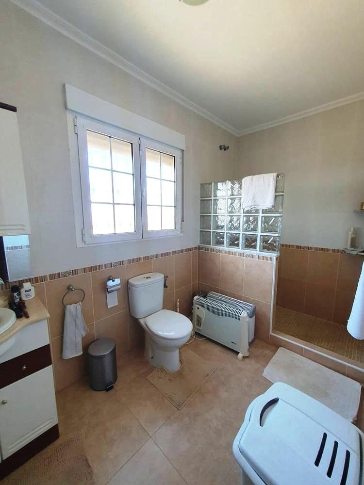 4 makuuhuone Huvila myytävänä paikassa Catral mukana uima-altaan 
autotalli - 369 000 € (Ref: 9598202)