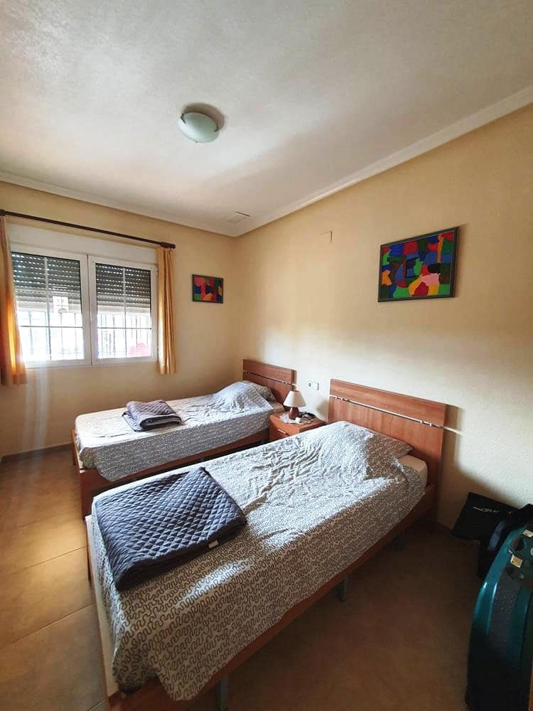 4 makuuhuone Huvila myytävänä paikassa Catral mukana uima-altaan 
autotalli - 369 000 € (Ref: 9598202)