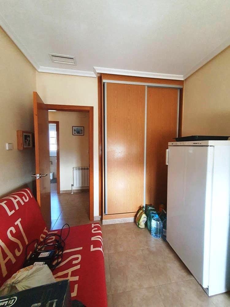 4 makuuhuone Huvila myytävänä paikassa Catral mukana uima-altaan 
autotalli - 369 000 € (Ref: 9598202)