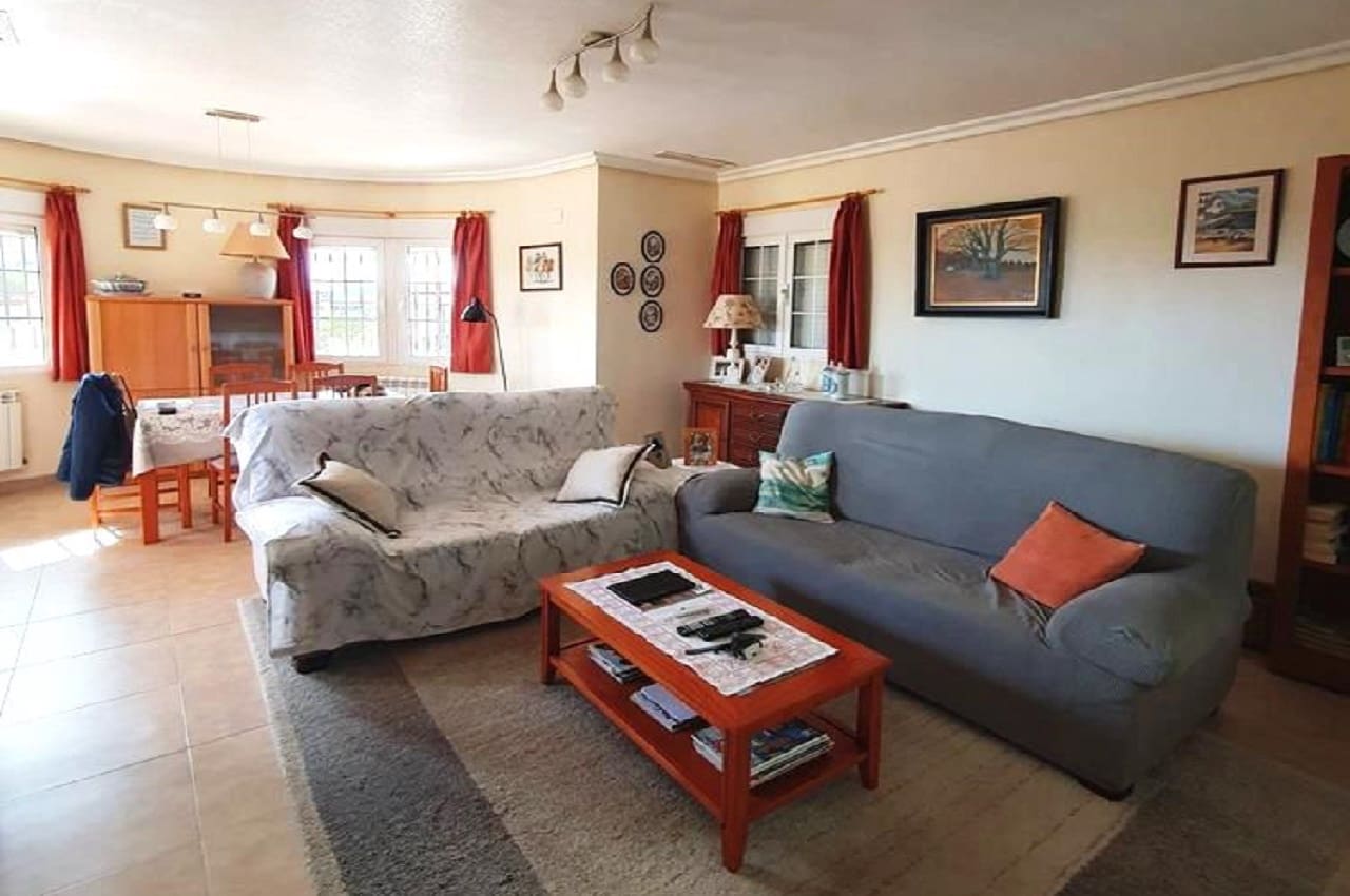 4 makuuhuone Huvila myytävänä paikassa Catral mukana uima-altaan 
autotalli - 369 000 € (Ref: 9598202)