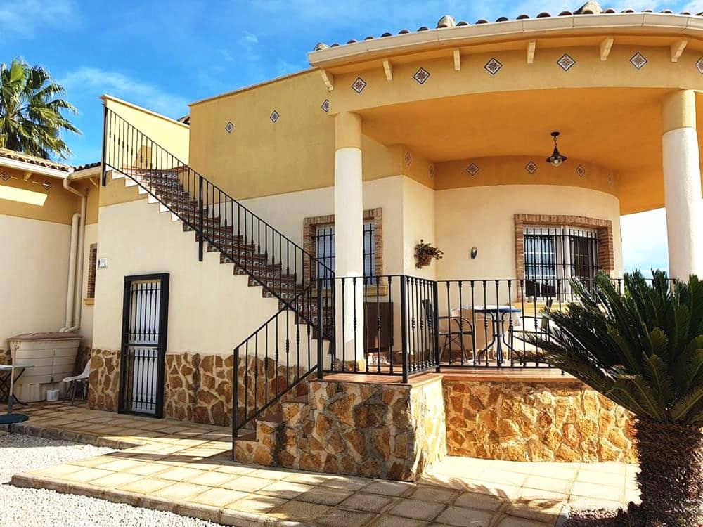 4 makuuhuone Huvila myytävänä paikassa Catral mukana uima-altaan 
autotalli - 369 000 € (Ref: 9598202)