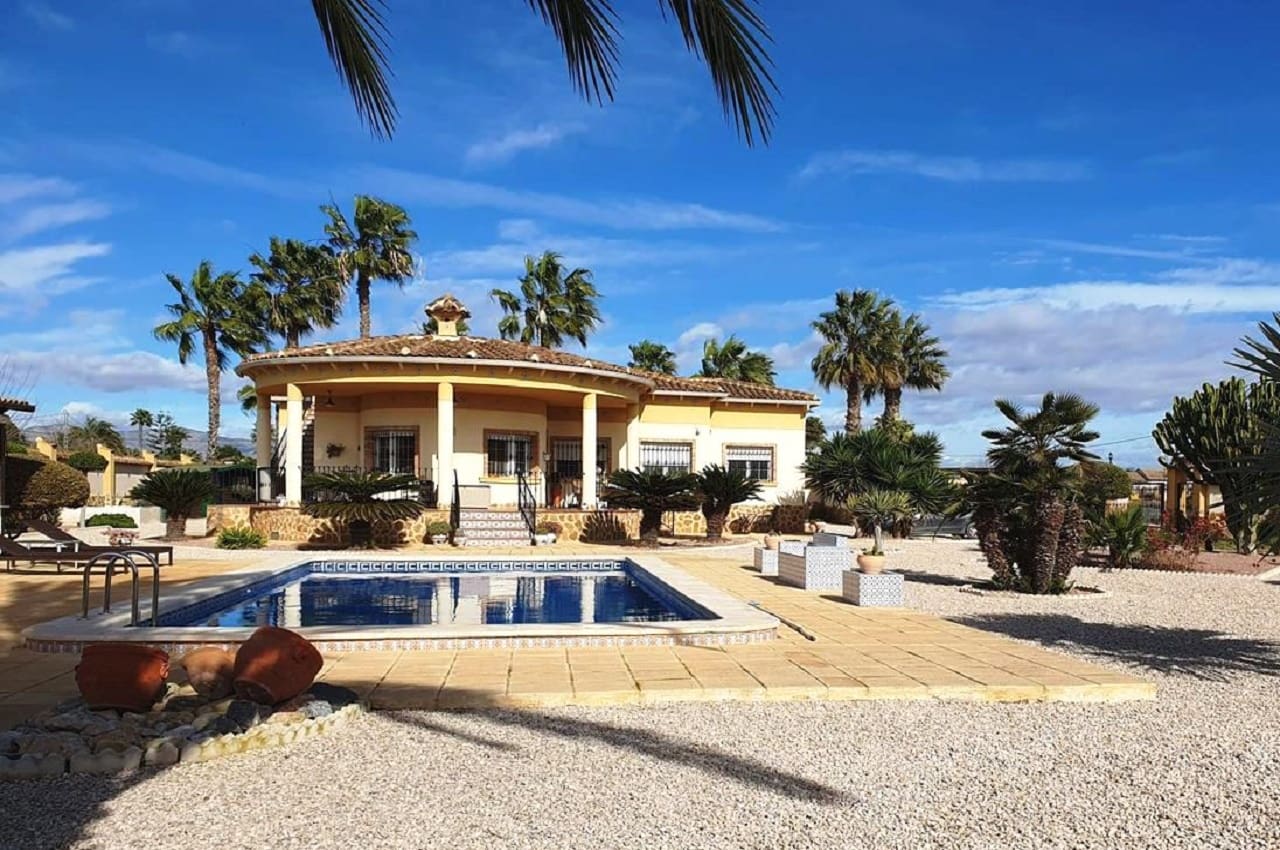 4 makuuhuone Huvila myytävänä paikassa Catral mukana uima-altaan 
autotalli - 369 000 € (Ref: 9598202)