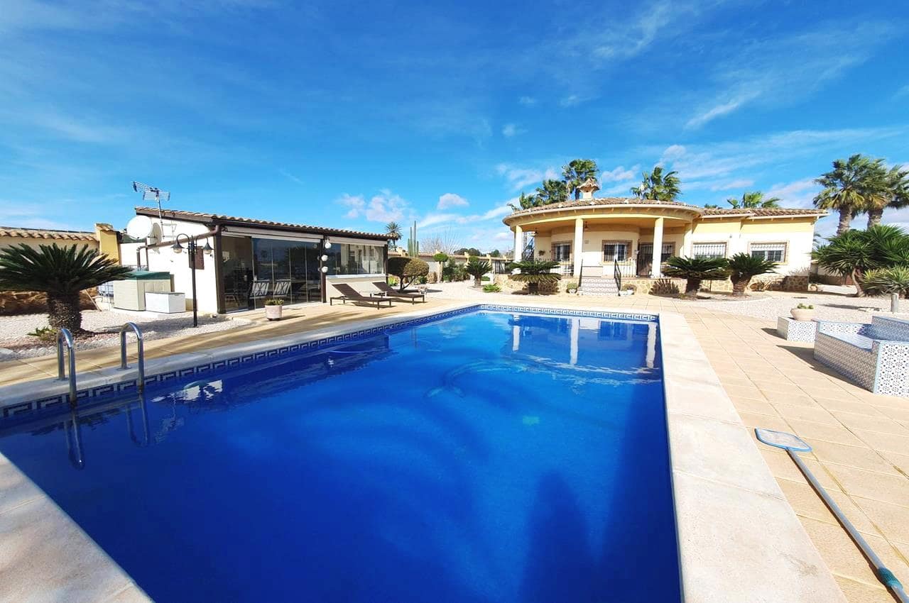 4 makuuhuone Huvila myytävänä paikassa Catral mukana uima-altaan 
autotalli - 369 000 € (Ref: 9598202)