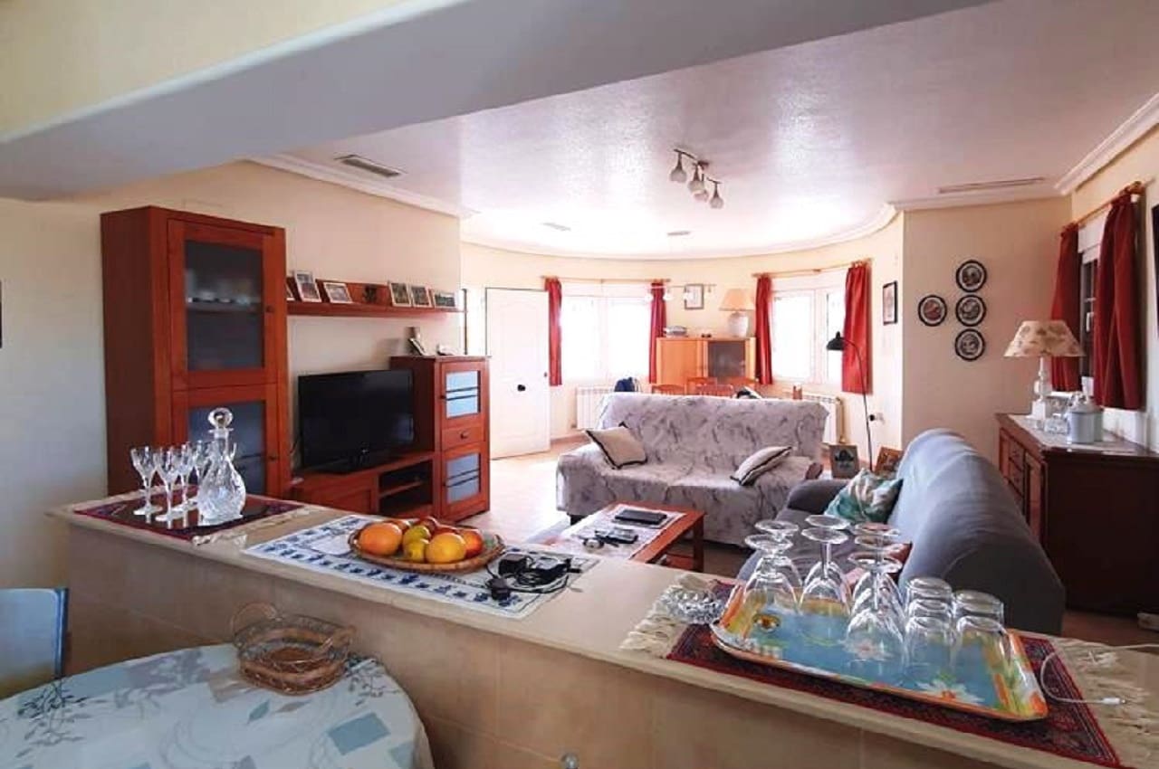 4 makuuhuone Huvila myytävänä paikassa Catral mukana uima-altaan 
autotalli - 369 000 € (Ref: 9598202)