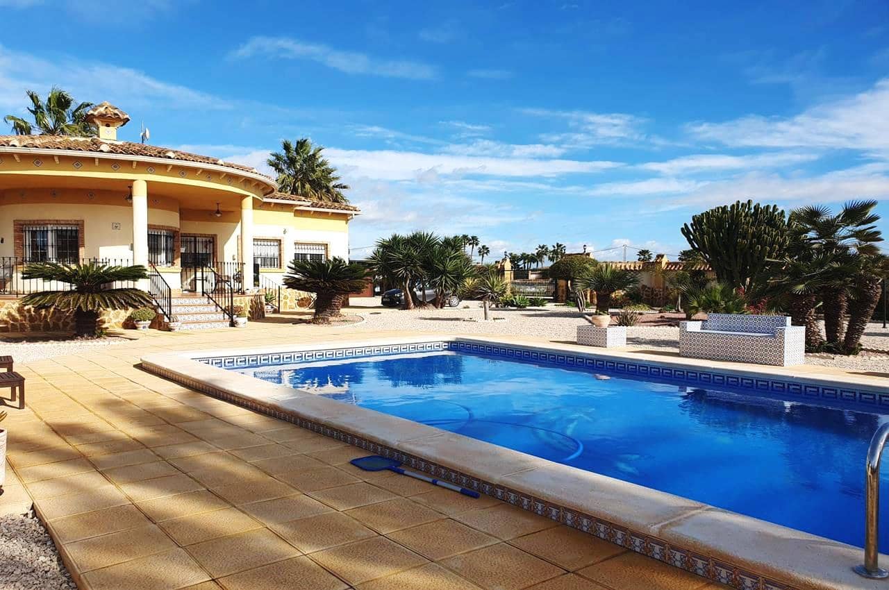 4 makuuhuone Huvila myytävänä paikassa Catral mukana uima-altaan 
autotalli - 369 000 € (Ref: 9598202)