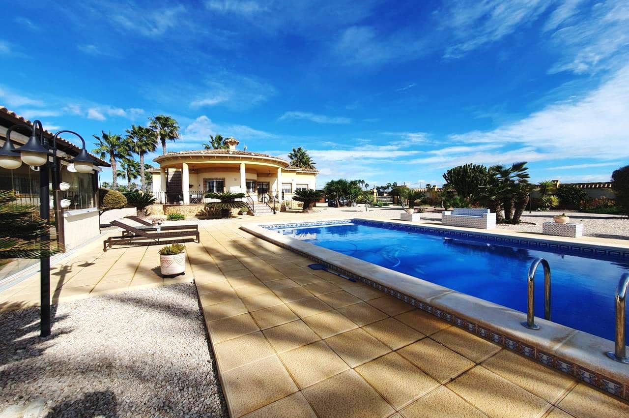 4 makuuhuone Huvila myytävänä paikassa Catral mukana uima-altaan 
autotalli - 369 000 € (Ref: 9598202)