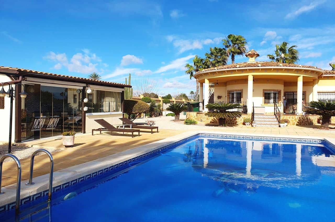 4 makuuhuone Huvila myytävänä paikassa Catral mukana uima-altaan 
autotalli - 369 000 € (Ref: 9598202)