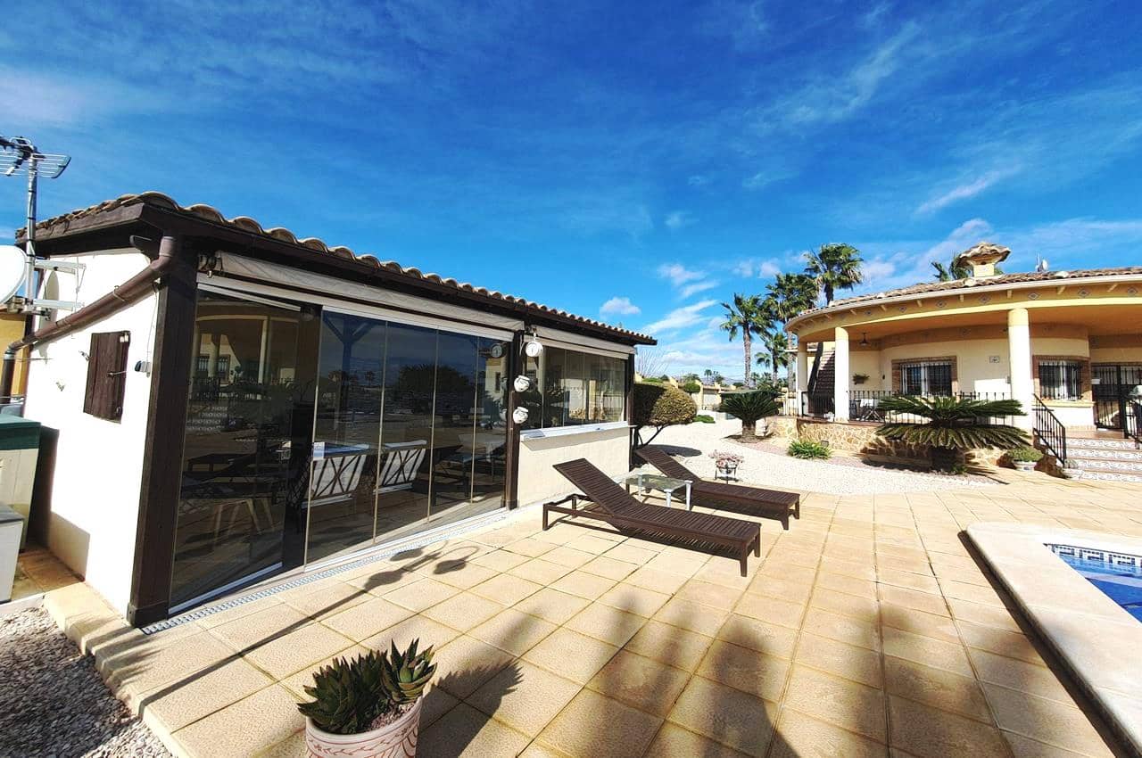 4 makuuhuone Huvila myytävänä paikassa Catral mukana uima-altaan 
autotalli - 369 000 € (Ref: 9598202)