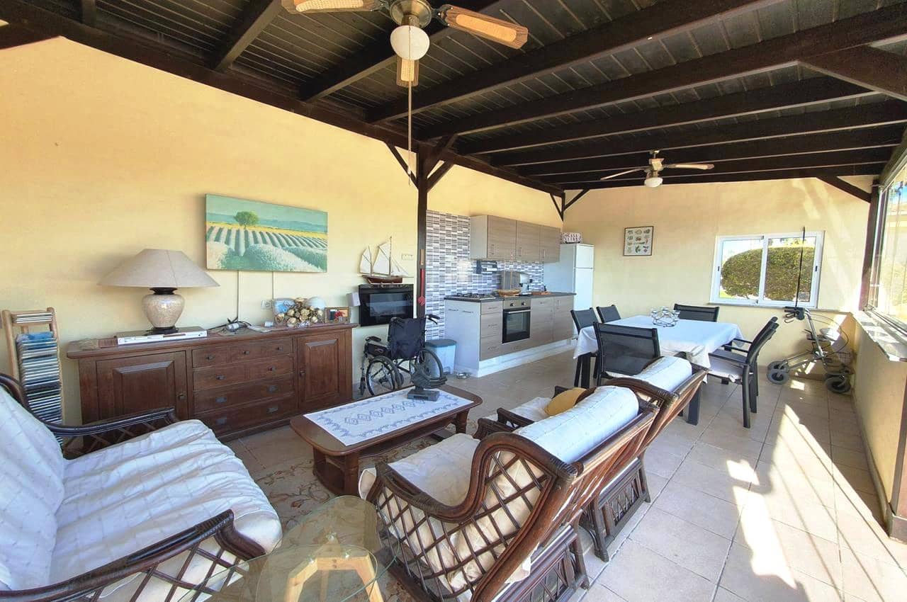 4 makuuhuone Huvila myytävänä paikassa Catral mukana uima-altaan 
autotalli - 369 000 € (Ref: 9598202)