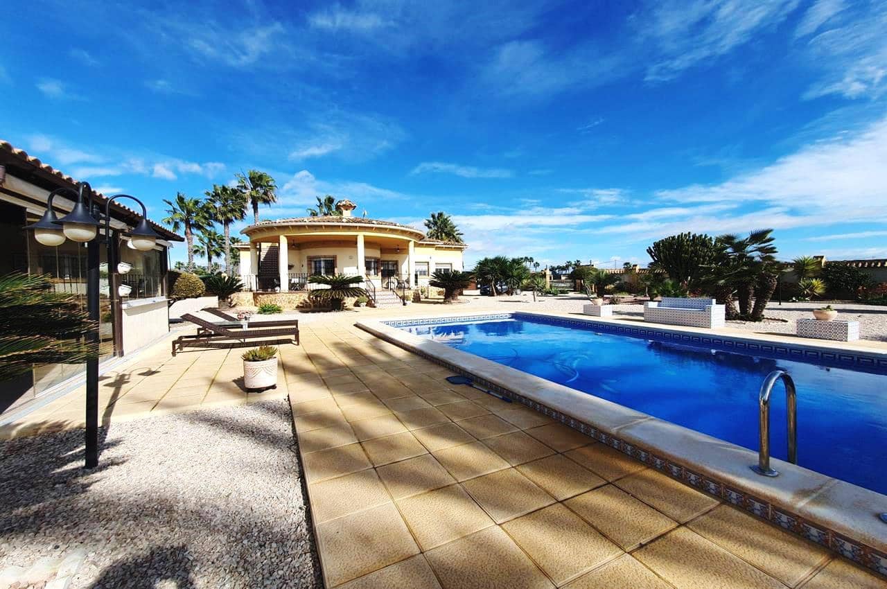 4 makuuhuone Huvila myytävänä paikassa Catral mukana uima-altaan 
autotalli - 369 000 € (Ref: 9598202)