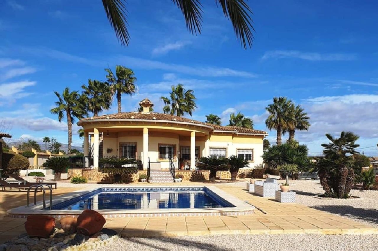 4 makuuhuone Huvila myytävänä paikassa Catral mukana uima-altaan 
autotalli - 369 000 € (Ref: 9598202)