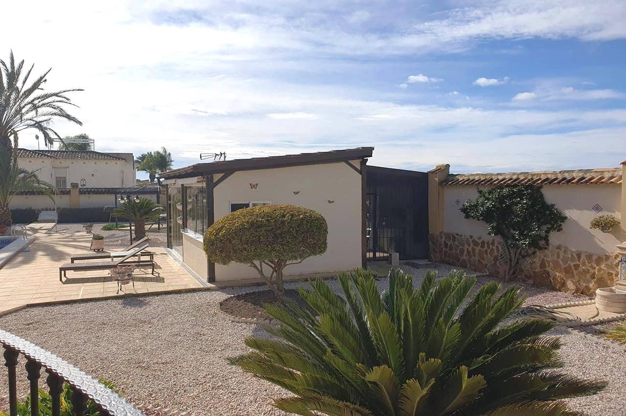 4 makuuhuone Huvila myytävänä paikassa Catral mukana uima-altaan 
autotalli - 369 000 € (Ref: 9598202)