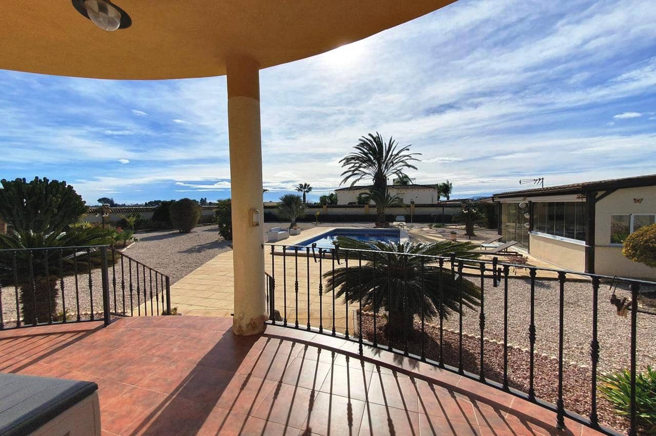 4 makuuhuone Huvila myytävänä paikassa Catral mukana uima-altaan 
autotalli - 369 000 € (Ref: 9598202)