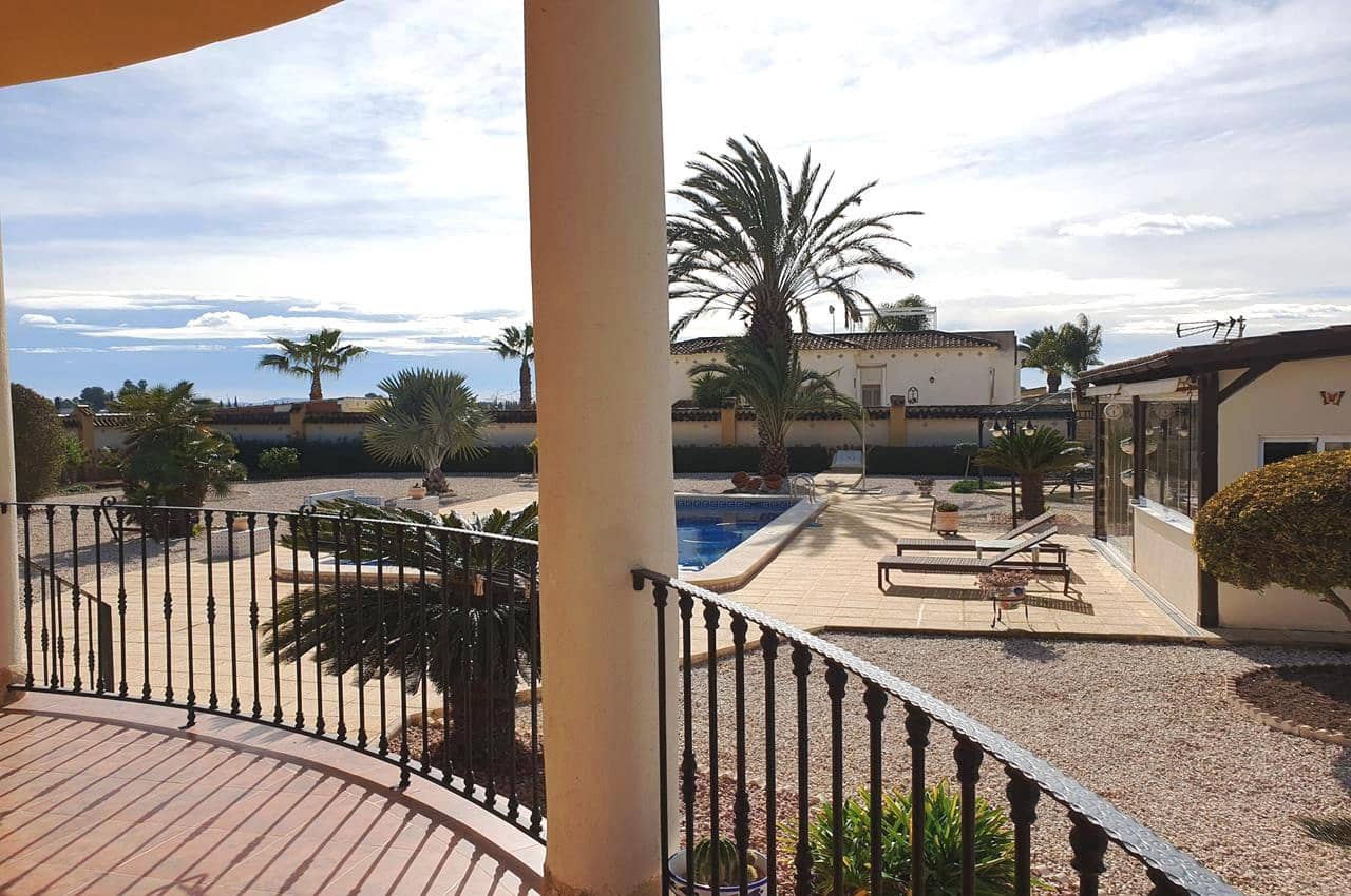 4 makuuhuone Huvila myytävänä paikassa Catral mukana uima-altaan 
autotalli - 369 000 € (Ref: 9598202)