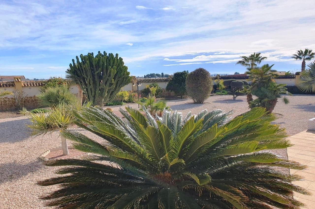 4 makuuhuone Huvila myytävänä paikassa Catral mukana uima-altaan 
autotalli - 369 000 € (Ref: 9598202)