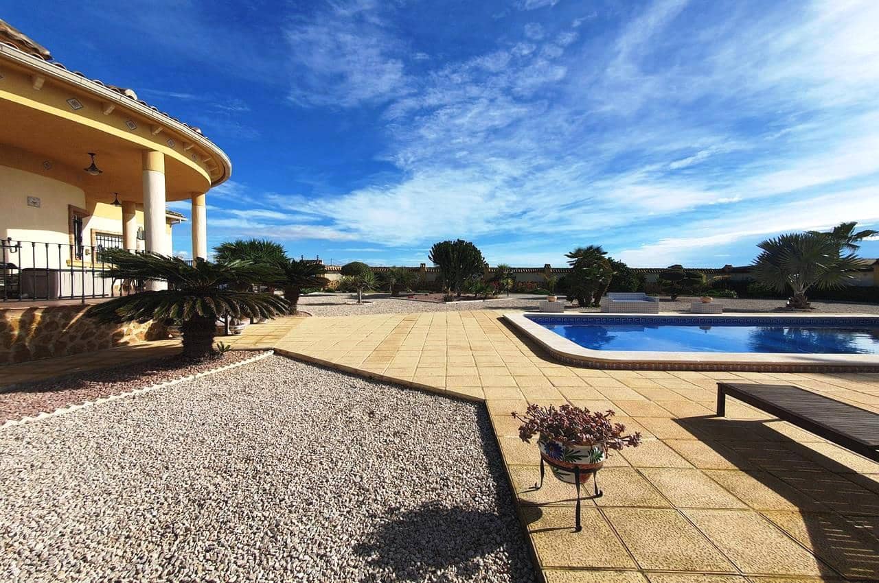 4 makuuhuone Huvila myytävänä paikassa Catral mukana uima-altaan 
autotalli - 369 000 € (Ref: 9598202)