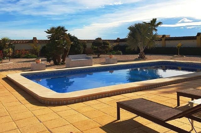 4 makuuhuone Huvila myytävänä paikassa Catral mukana uima-altaan 
autotalli - 369 000 € (Ref: 9598202)