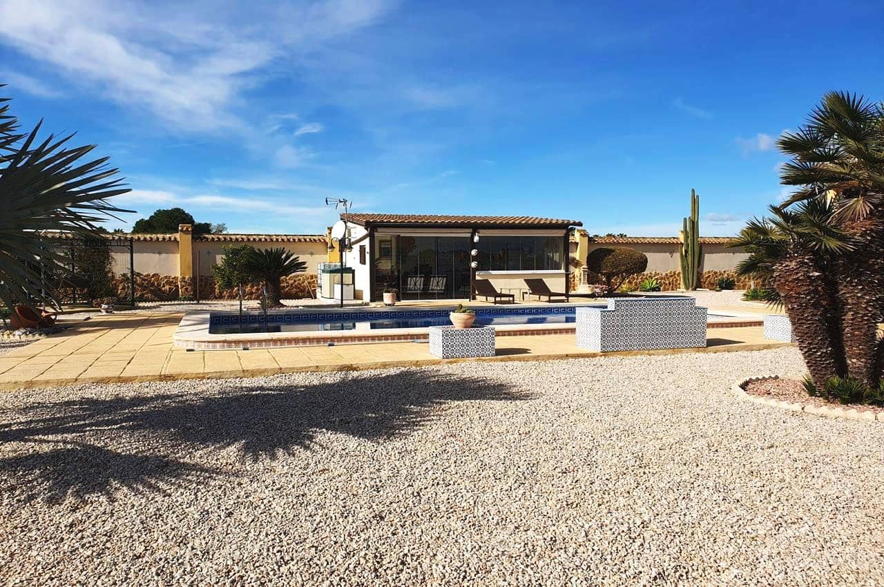 4 makuuhuone Huvila myytävänä paikassa Catral mukana uima-altaan 
autotalli - 369 000 € (Ref: 9598202)