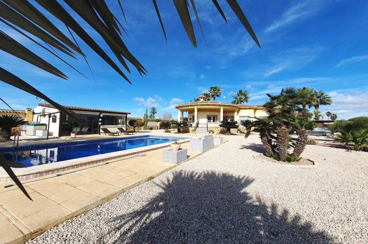 4 makuuhuone Huvila myytävänä paikassa Catral mukana uima-altaan 
autotalli - 369 000 € (Ref: 9598202)