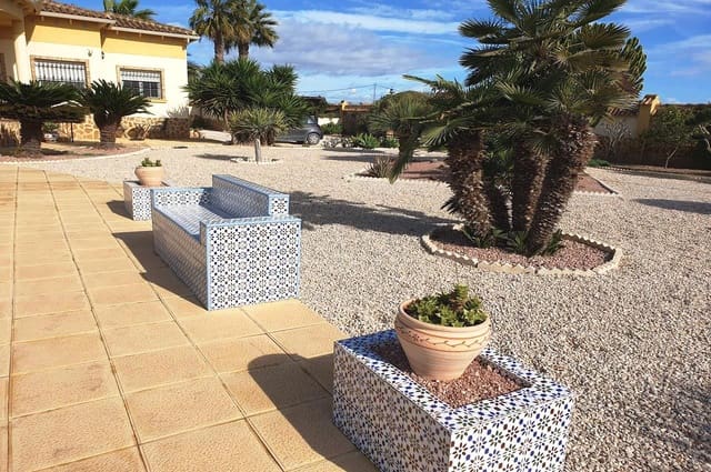 4 makuuhuone Huvila myytävänä paikassa Catral mukana uima-altaan 
autotalli - 369 000 € (Ref: 9598202)