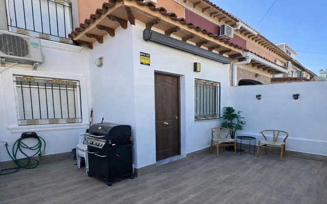 2 makuuhuone Omakotitalo myytävänä paikassa Torrevieja mukana uima-altaan - 154 900 € (Ref: 9606384)
