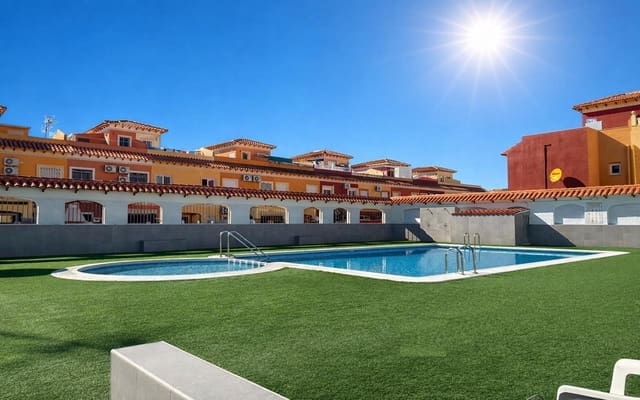 2 makuuhuone Omakotitalo myytävänä paikassa Torrevieja mukana uima-altaan - 154 900 € (Ref: 9606384)