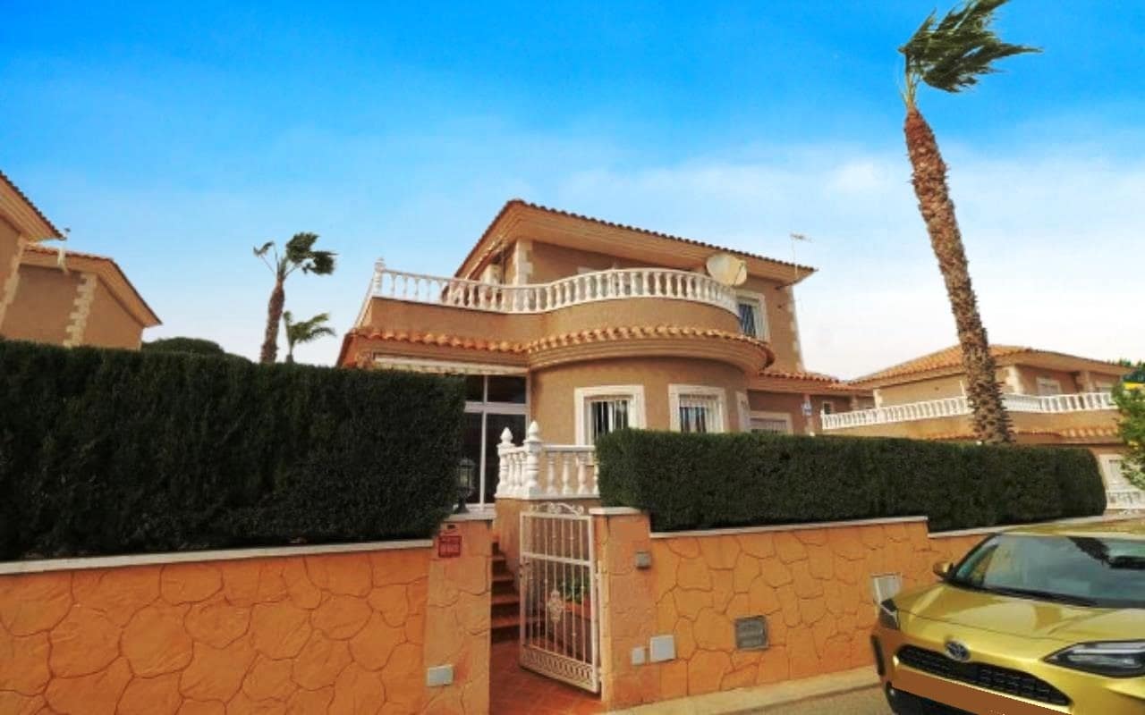 4 quarto Moradia para venda em Los Balcones com piscina garagem - 360 000 € (Ref: 9614084)