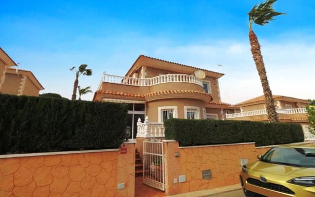 4 quarto Moradia para venda em Los Balcones com piscina garagem - 360 000 € (Ref: 9614084)