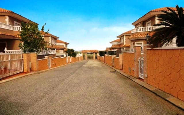 4 quarto Moradia para venda em Los Balcones com piscina garagem - 360 000 € (Ref: 9614084)