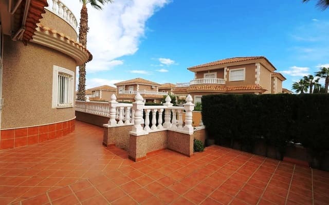 4 quarto Moradia para venda em Los Balcones com piscina garagem - 360 000 € (Ref: 9614084)