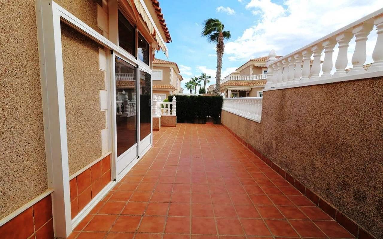 4 quarto Moradia para venda em Los Balcones com piscina garagem - 360 000 € (Ref: 9614084)