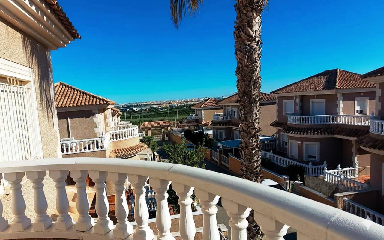 4 quarto Moradia para venda em Los Balcones com piscina garagem - 360 000 € (Ref: 9614084)