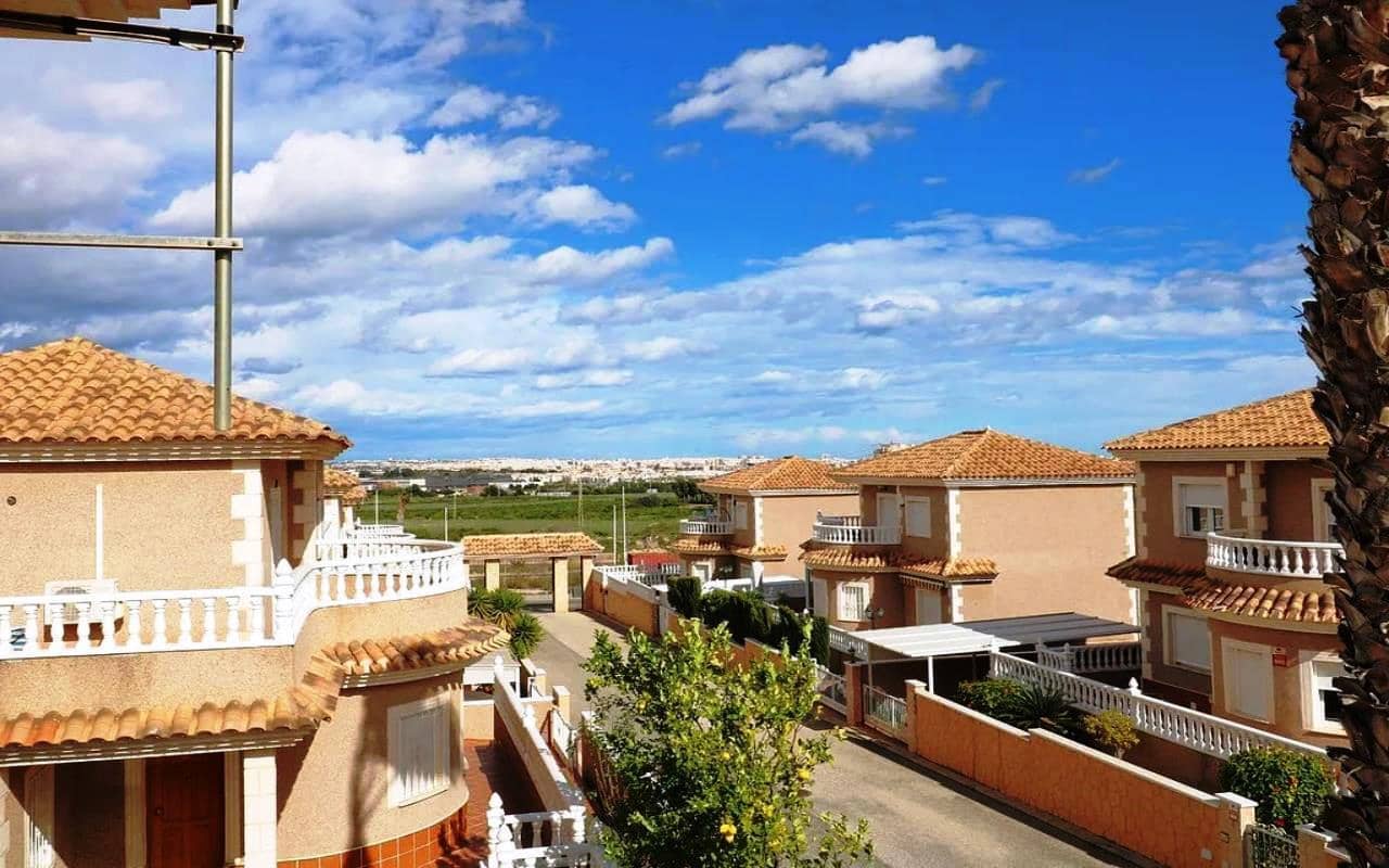 4 quarto Moradia para venda em Los Balcones com piscina garagem - 360 000 € (Ref: 9614084)