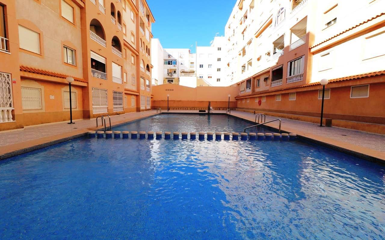 Apartamento de 2 habitaciones en Torrevieja en venta con piscina - 136.500 € (Ref: 9618686)