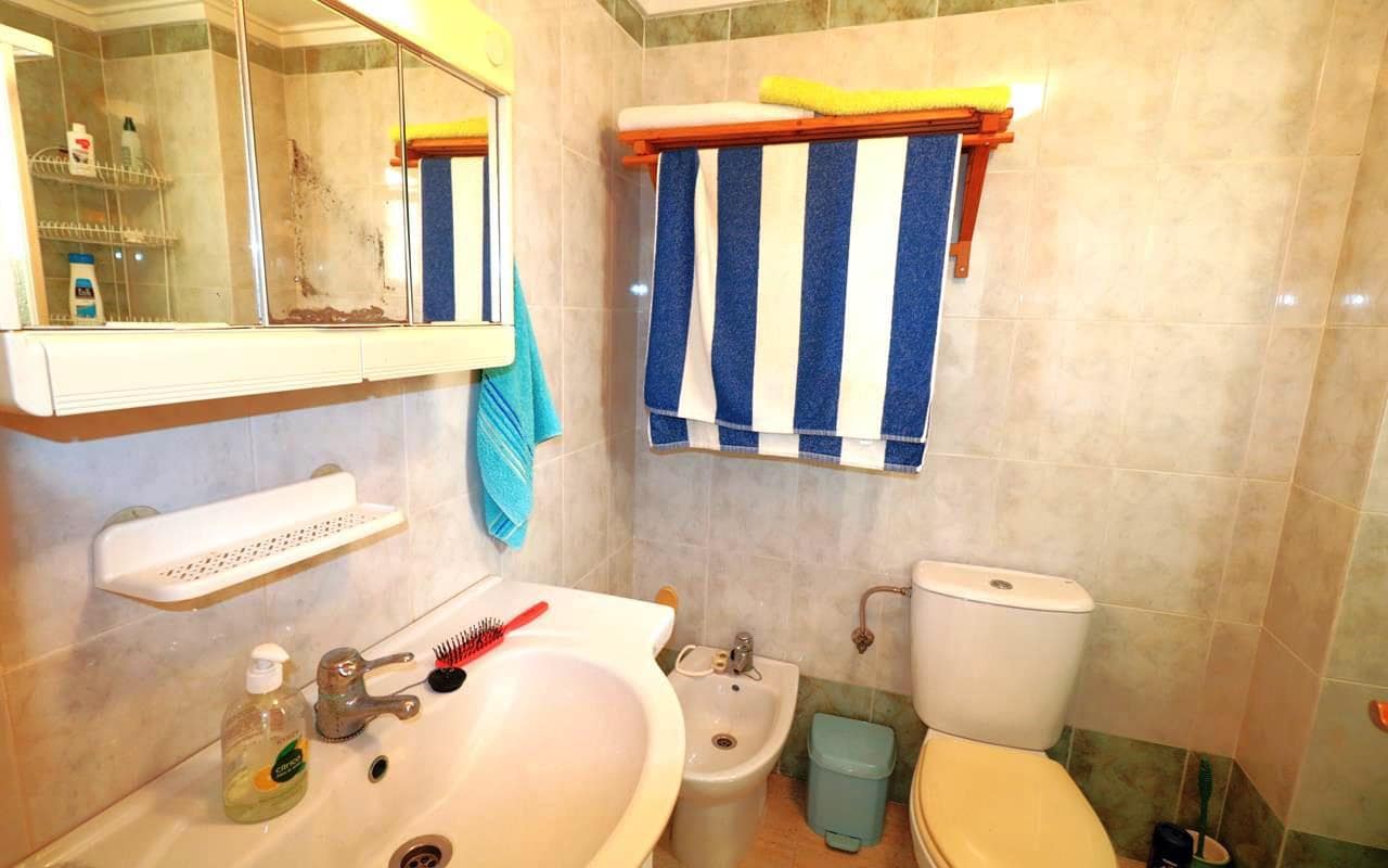 Apartamento de 2 habitaciones en Torrevieja en venta con piscina - 136.500 € (Ref: 9618686)