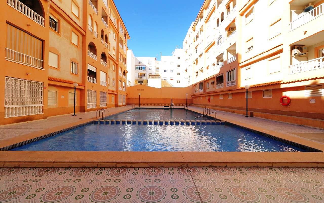 Apartamento de 2 habitaciones en Torrevieja en venta con piscina - 136.500 € (Ref: 9618686)