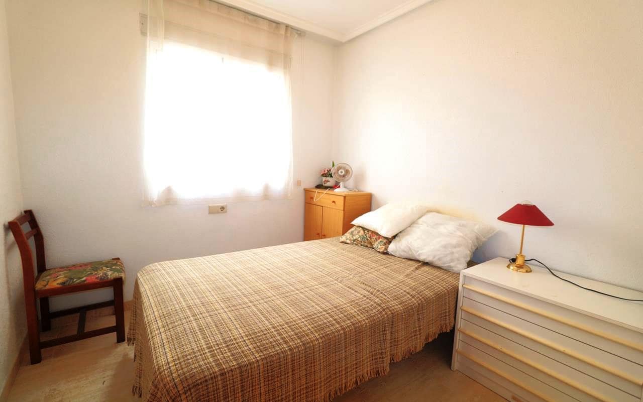 Apartamento de 2 habitaciones en Torrevieja en venta con piscina - 136.500 € (Ref: 9618686)