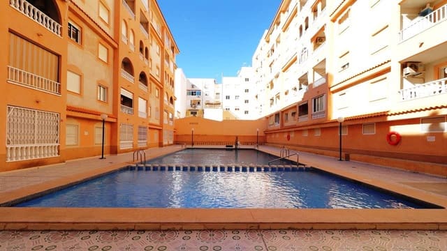 Apartamento de 2 habitaciones en Torrevieja en venta con piscina - 136.500 € (Ref: 9618686)