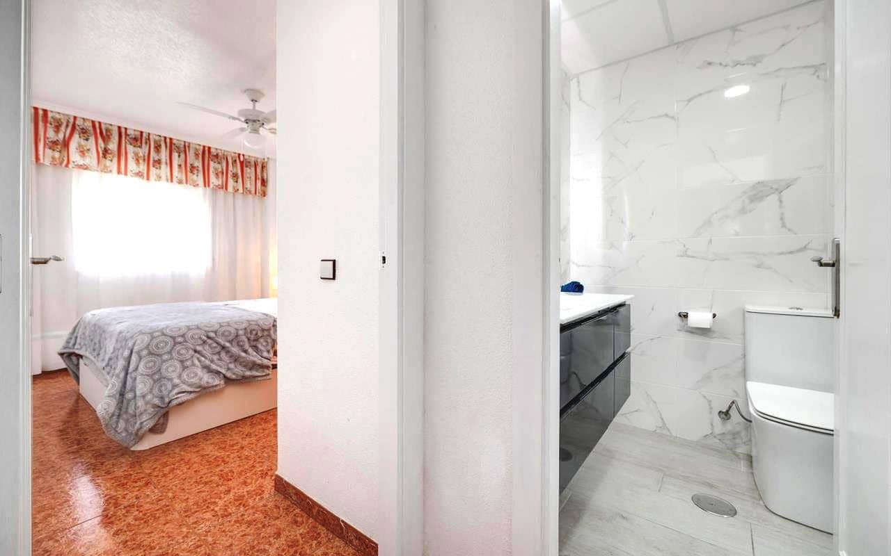 2 bedroom Apartment for sale in Torrevieja with pool garage - € 159,995 (Ref: 9737289)