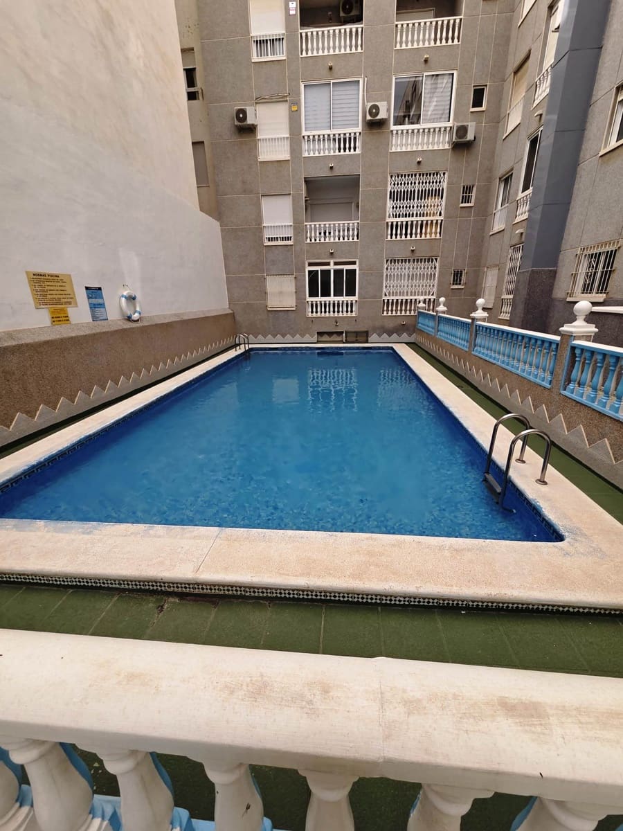 3 makuuhuone Kattohuoneisto myytävänä paikassa Torrevieja mukana uima-altaan 
autotalli - 155 000 € (Ref: 9747088)