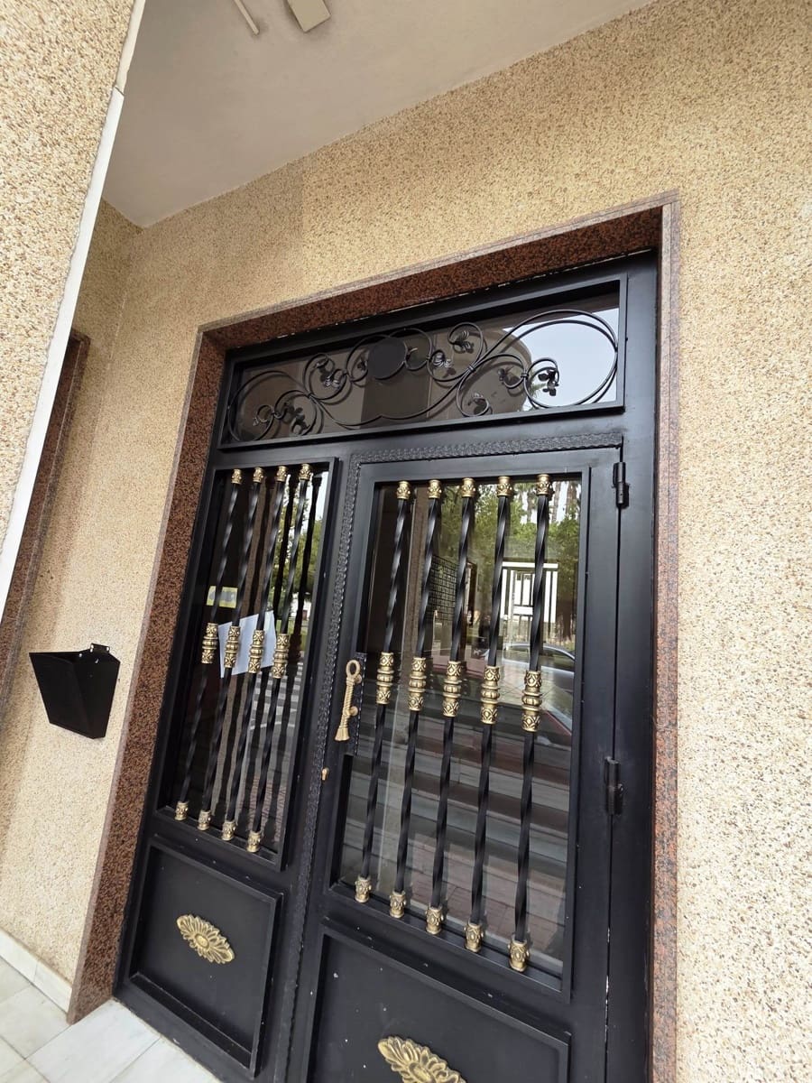 3 makuuhuone Kattohuoneisto myytävänä paikassa Torrevieja mukana uima-altaan 
autotalli - 155 000 € (Ref: 9747088)