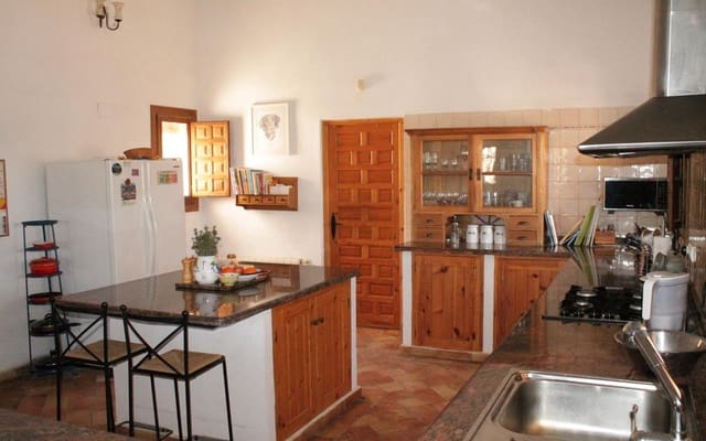 5 bedroom Finca/Country House for sale in Raspay, Yecla with pool garage - € 359,995 (Ref: 9761623)