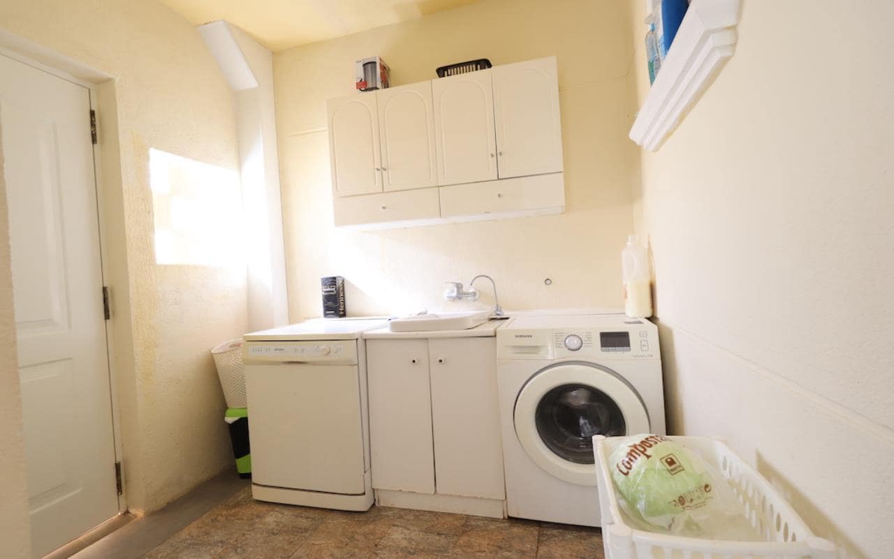 4 makuuhuone Huvila myytävänä paikassa Playa Flamenca mukana uima-altaan 
autotalli - 555 000 € (Ref: 9772515)