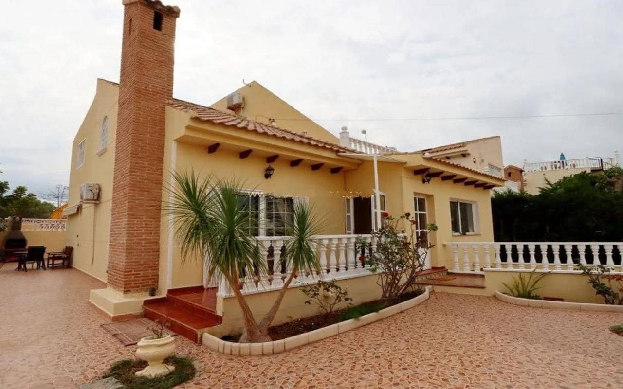 4 makuuhuone Huvila myytävänä paikassa Playa Flamenca mukana uima-altaan 
autotalli - 555 000 € (Ref: 9772515)