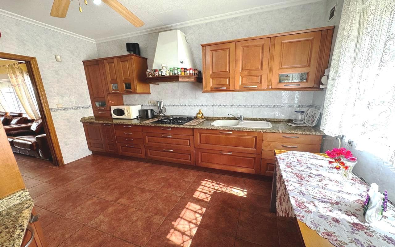 4 makuuhuone Huvila myytävänä paikassa Playa Flamenca mukana uima-altaan 
autotalli - 555 000 € (Ref: 9772515)