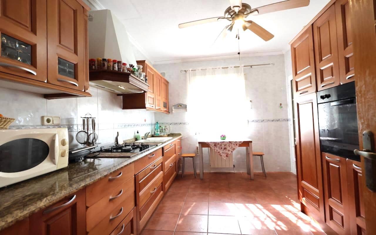 4 makuuhuone Huvila myytävänä paikassa Playa Flamenca mukana uima-altaan 
autotalli - 555 000 € (Ref: 9772515)