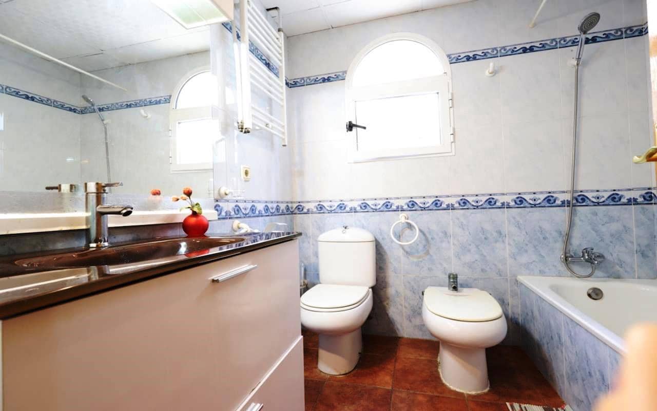 4 makuuhuone Huvila myytävänä paikassa Playa Flamenca mukana uima-altaan 
autotalli - 555 000 € (Ref: 9772515)