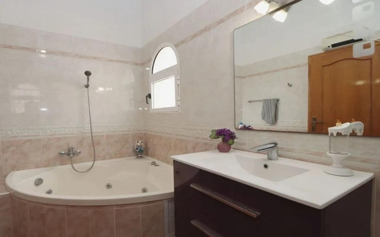 4 makuuhuone Huvila myytävänä paikassa Playa Flamenca mukana uima-altaan 
autotalli - 555 000 € (Ref: 9772515)