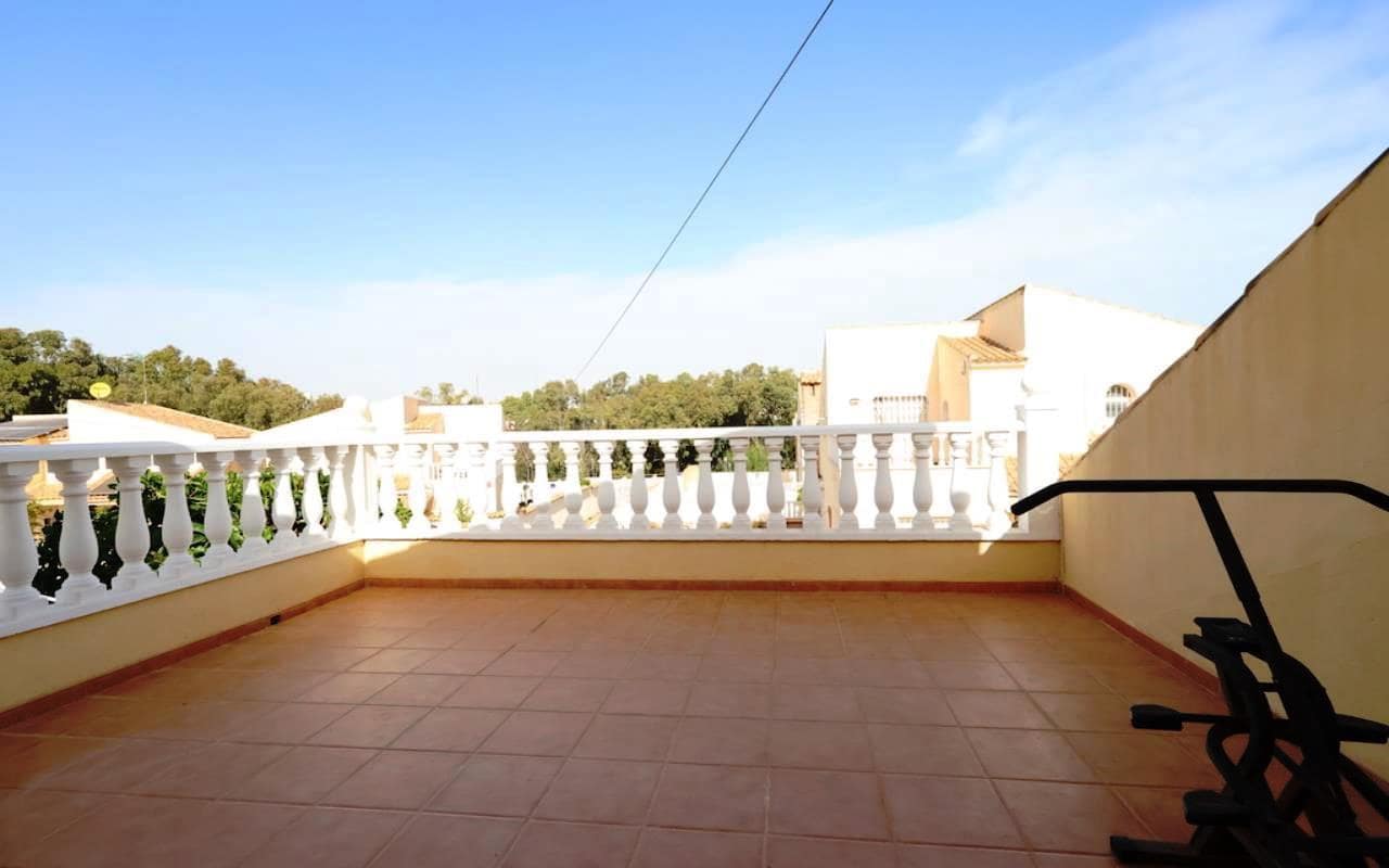 4 makuuhuone Huvila myytävänä paikassa Playa Flamenca mukana uima-altaan 
autotalli - 555 000 € (Ref: 9772515)