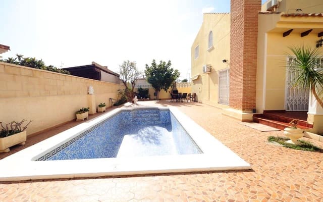 4 makuuhuone Huvila myytävänä paikassa Playa Flamenca, Orihuela mukana uima-altaan 
autotalli - 555 000 € (Ref: 9772515)